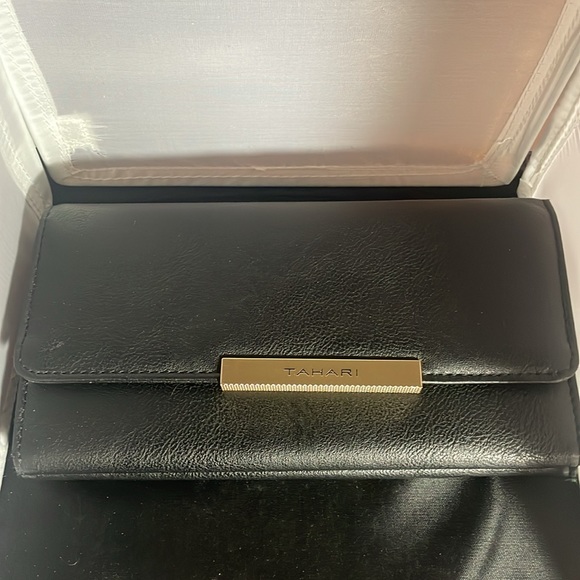 Tahari wallet (IB-2) - Picture 2 of 7